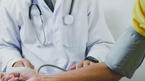 Pogoj PCT obvezen še v bolnišnicah, nastanitvenih zavodih socialnega varstva in v zaporih