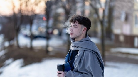 Število primerov aktivnih okužb je s četrtka na petek upadlo za skoraj osem tisoč
