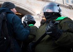 Kanadska policija aretirala več kot sto ljudi in pospešeno prazni ulice