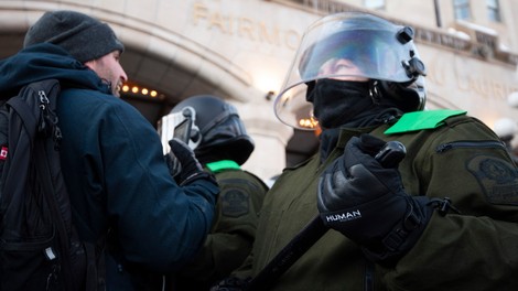 Kanadska policija aretirala več kot sto ljudi in pospešeno prazni ulice