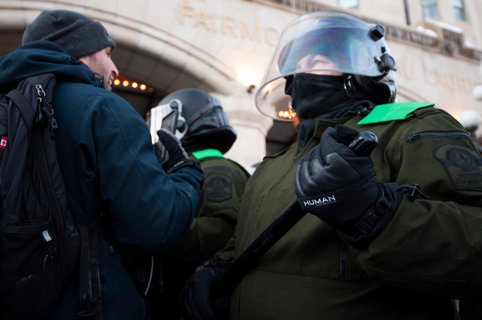 Kanadska policija aretirala več kot sto ljudi in pospešeno prazni ulice (foto: profimedia)