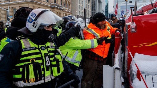 Kanadski policisti s pendreki in solzivcem izpraznili glavni protestniški tabor