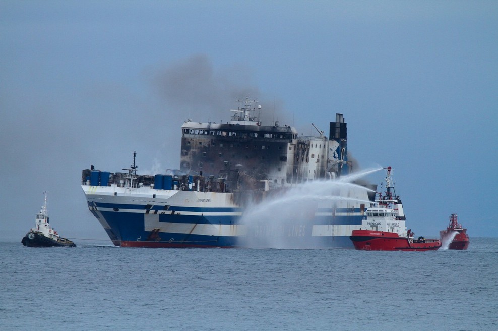 Reševalci z gorečega trajekta rešili še enega potnika, 11 še pogrešanih (foto: profimedia)