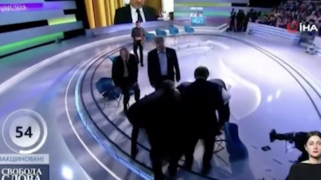 (VIDEO) Razburjen novinar zaradi razprave o Putinu med prenosom v živo udaril politika in začel pretep (foto: IG: @trtworld)