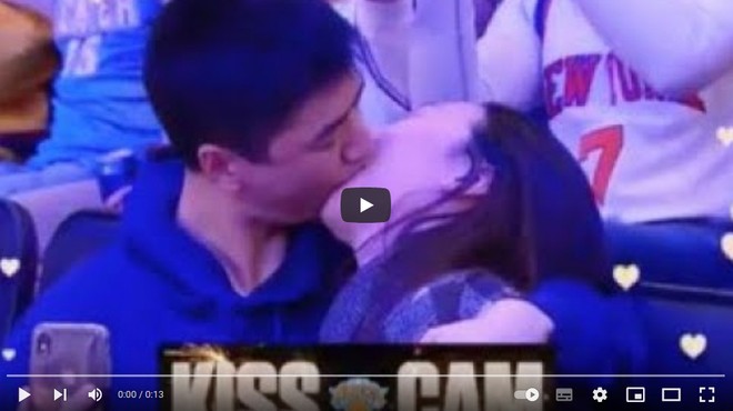 Med odmorom tekme je poljub ujela ljubezenska kamera, odzivi pa: "Pa kaj ji to dela!?" (foto: Youtube)
