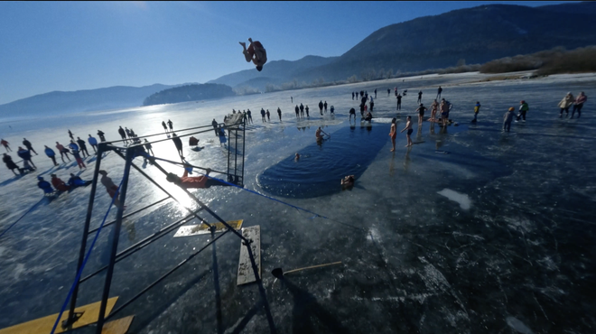 Akrobati Dunking Devils z rusko gugalnico skakali v zaledenelo Cerkniško Jezero (foto: Dunking Devils)