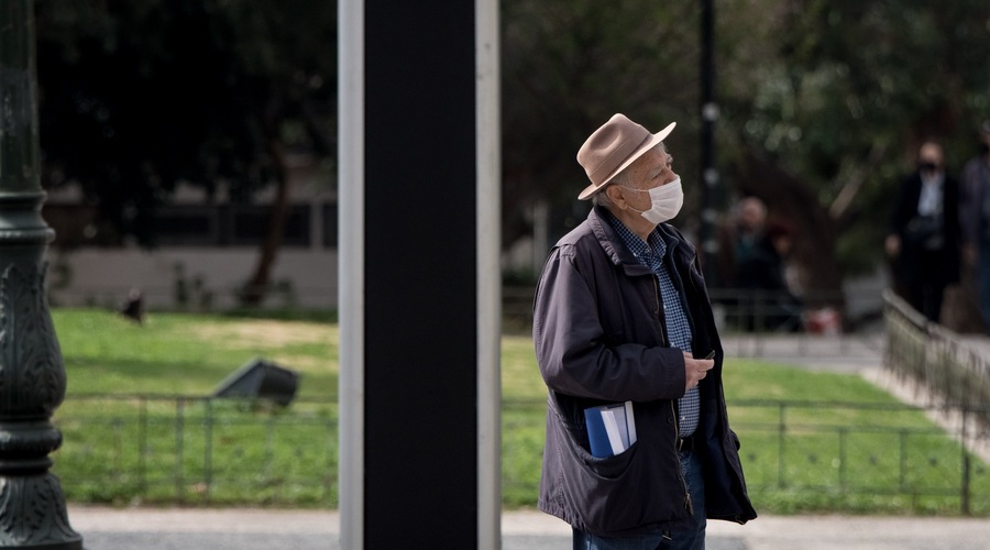 V ponedeljek 8881 manj aktivno okuženih kot dan prej (foto: Profimedia)