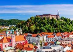 Na štirih znamkah francoske pošte arhitekturni biseri Ljubljane