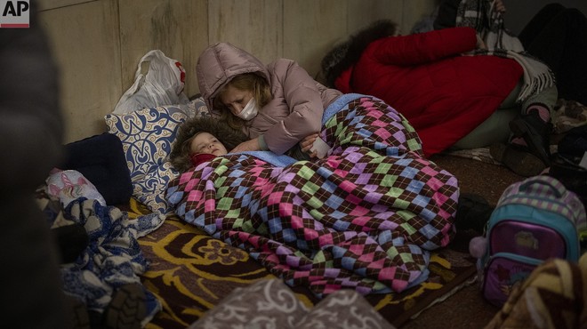 Svetovno znan urednik in fotograf objavil PRETRESLJIVE podobe Ukrajincev v zakloniščih (foto: Emilio Morenatti - AP)