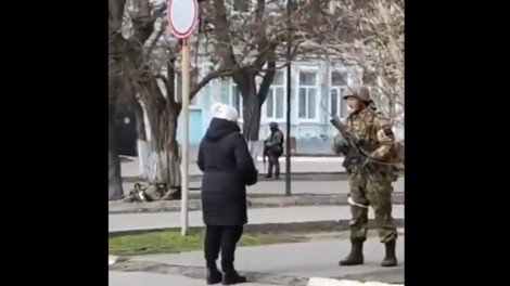 Video pogumne Ukrajinke, ki je stopila pred ruskega vojaka, postal viralen: "Kaj k*** počneš v naši državi?!"