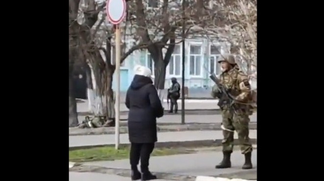 Video pogumne Ukrajinke, ki je stopila pred ruskega vojaka, postal viralen: "Kaj k*** počneš v naši državi?!" (foto: Twitter)