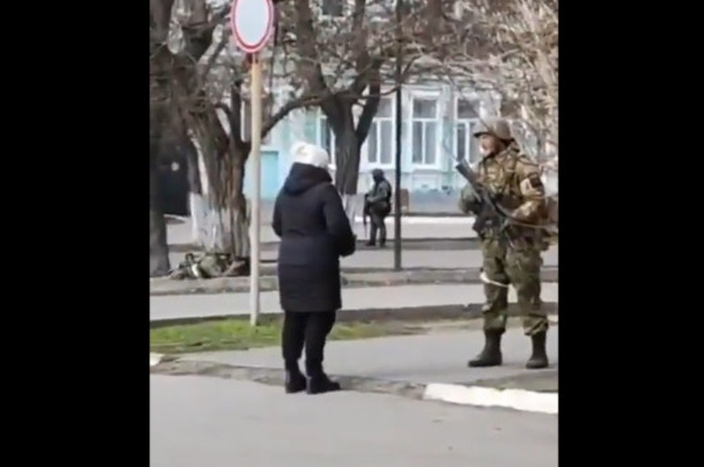 Video pogumne Ukrajinke, ki je stopila pred ruskega vojaka, postal viralen: "Kaj k*** počneš v naši državi?!" (foto: Twitter)