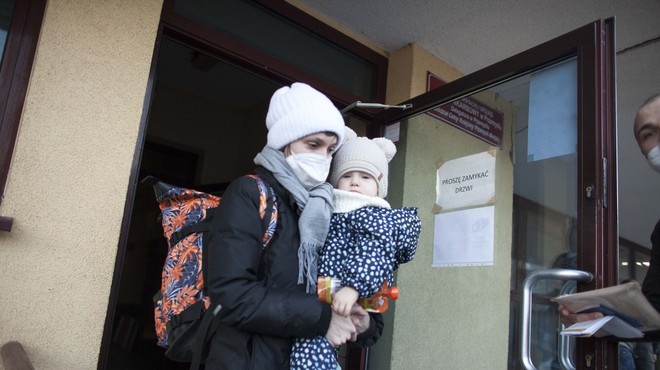 Na Poljsko po ruski invaziji prispelo okoli sto tisoč beguncev iz Ukrajine (foto: profimedia)