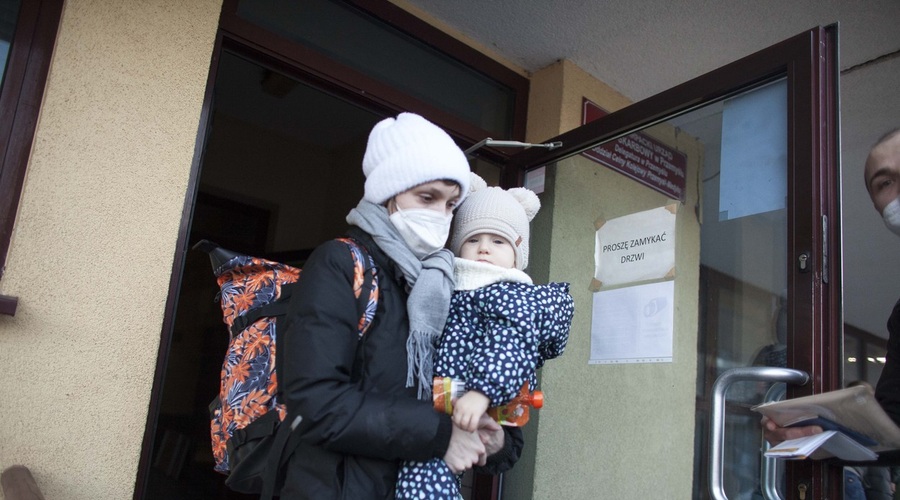 Na Poljsko po ruski invaziji prispelo okoli sto tisoč beguncev iz Ukrajine (foto: profimedia)