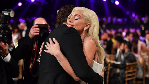 Lady Gaga in Bradley Cooper: KEMIJA je še vedno še kako prisotna!