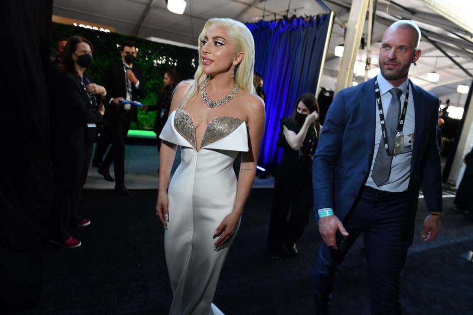 Lady Gaga se je namesto hiši Gucci prepustila ateljeju visoke mode Armani.