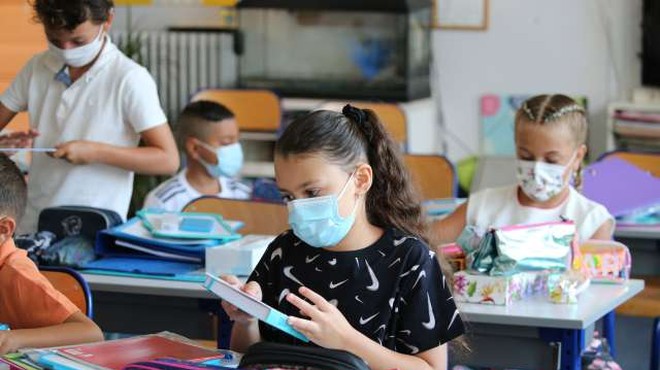 Zaščitne maske za učence, dijake, študente in učitelje od ponedeljka ne bodo več obvezne (foto: Xinhua/STA)