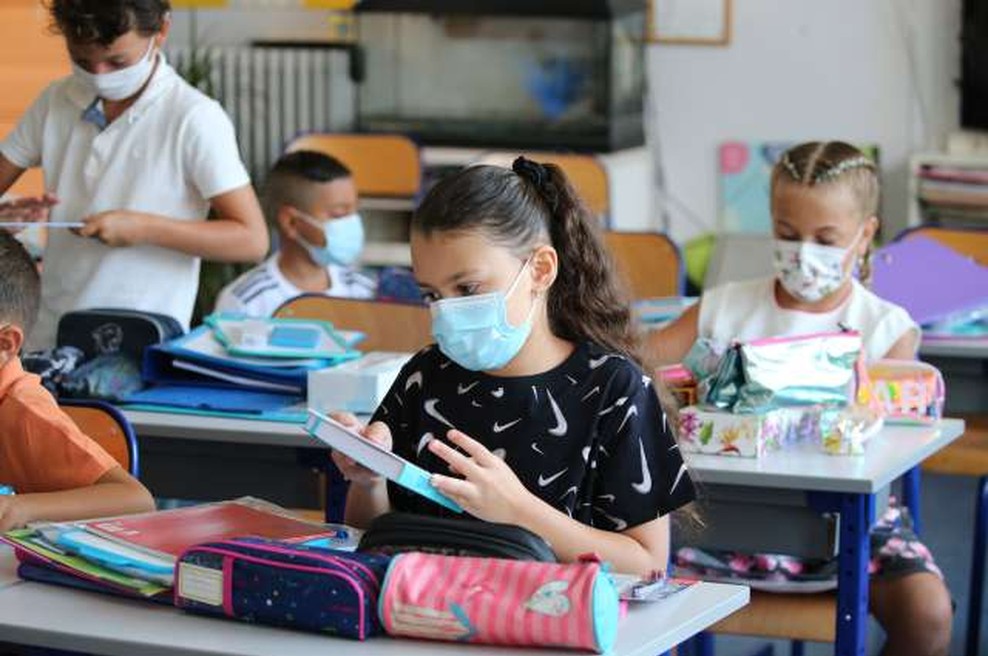 Zaščitne maske za učence, dijake, študente in učitelje od ponedeljka ne bodo več obvezne (foto: Xinhua/STA)