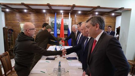 Ukrajina in Rusija dosegli dogovor o vzpostavitvi humanitarnih koridorjev