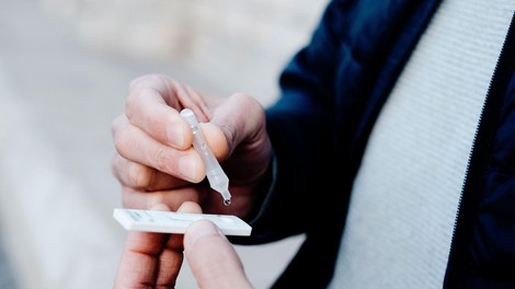 V četrtek 39 okužb več kot v sredo, v povprečju se številke še naprej nižajo
