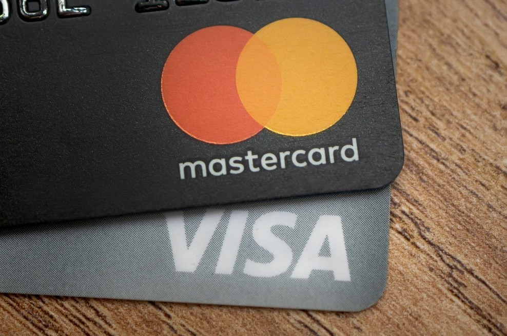 Visa in Mastercard zaradi vdora v Ukrajino ustavila poslovanje v Rusiji (foto: profimedia)
