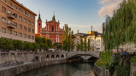V soboto se je število potrjenih dnevnih okužb spustilo pod tisoč