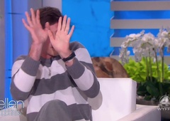 "Poglej se vendar" - je šla Ellen s svojimi namigi, kako seksi je mladi igralec, predaleč?