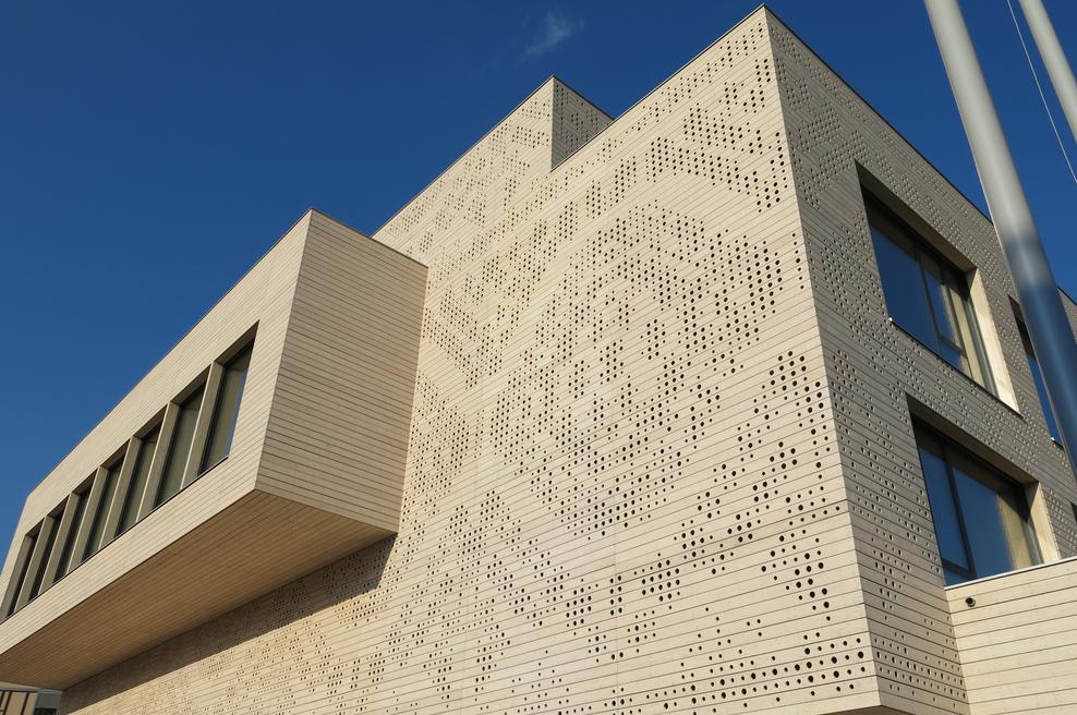 Blejska knjižnica dobila nove prostore na mestu nekdanje tovarne vezenin (foto: STA)