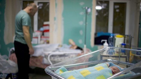 Ogrožene tudi posvojitve otrok ukrajinskih nadomestnih mater