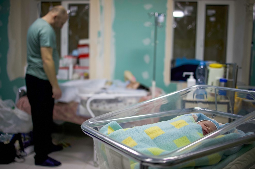 Ogrožene tudi posvojitve otrok ukrajinskih nadomestnih mater (foto: Profimedia)