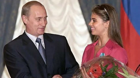 Putin svojih šest otrok, nekdanjo ženo Ljudmilo in skrivnostno žensko skril na varno