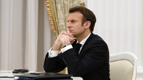 Macronu je v nedeljskem pogovoru morda uspelo prepričati Putina v humanitarno gesto