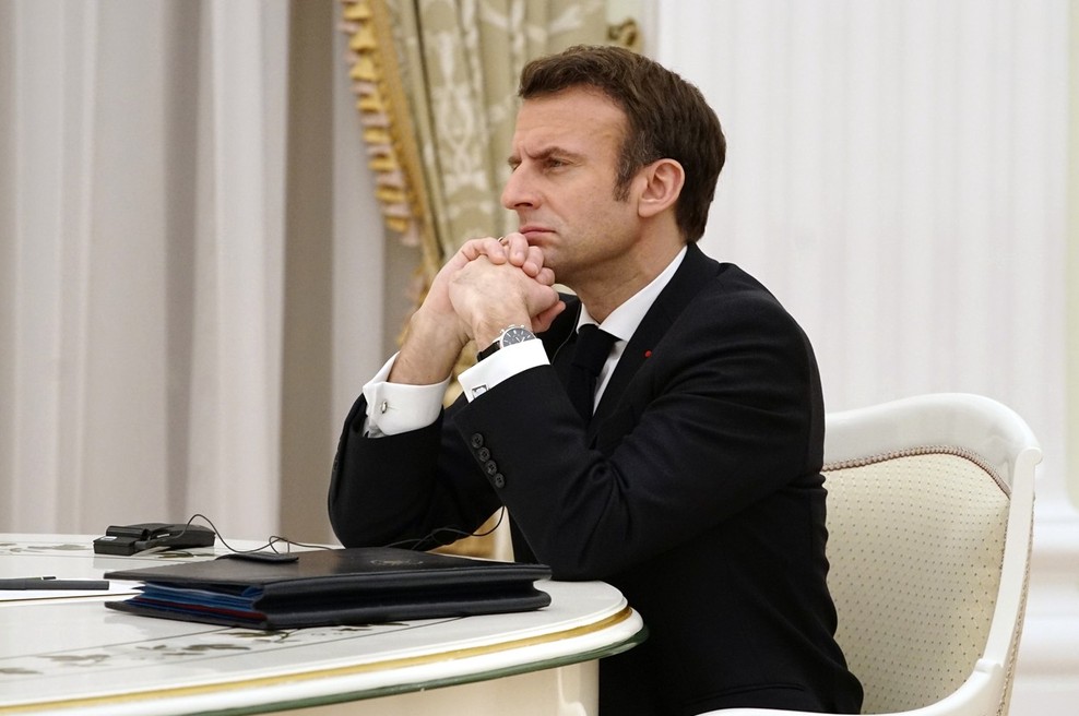 Macronu je v nedeljskem pogovoru morda uspelo prepričati Putina v humanitarno gesto (foto: Profimedia)