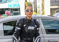 Poglejte to: Kim Kardashian na revijo Balenciaga ovita v OPOZORILNI TRAK!