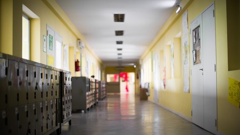 Učitelj športne vzgoje naj bi med preoblačenjem snemal enajst- in dvanajstletne učence