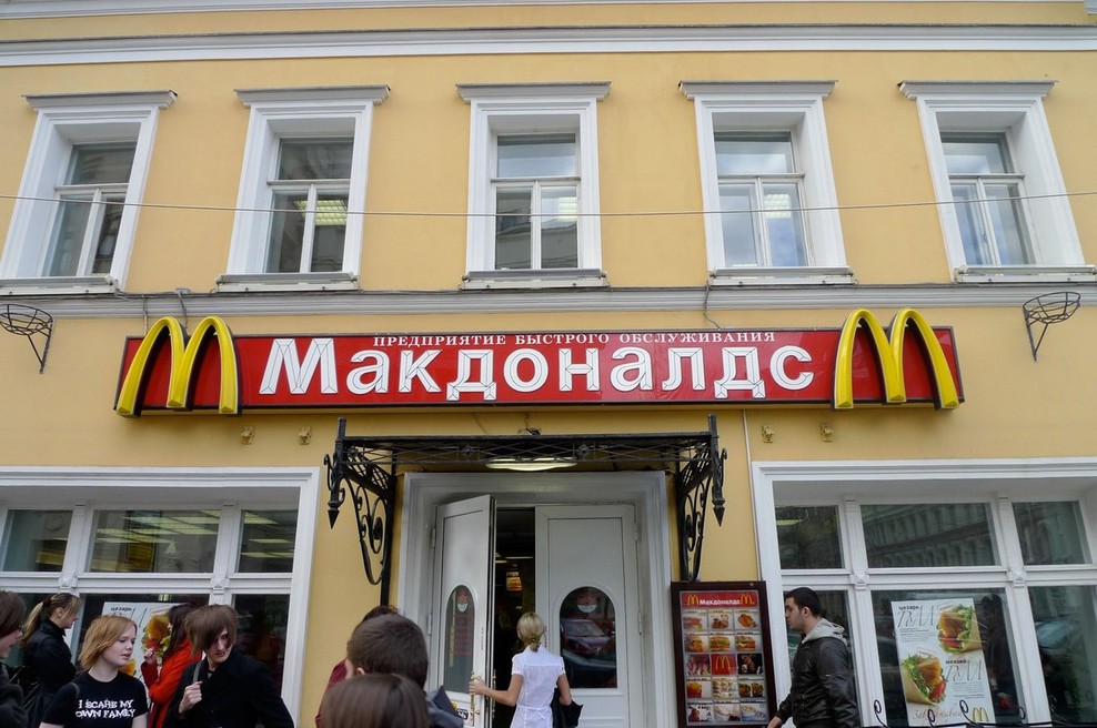 (VIDEO) V Rusiji ljudje stali v več kilometrov dolgih vrstah za zadnji McDonald's obrok (foto: Profimedia)
