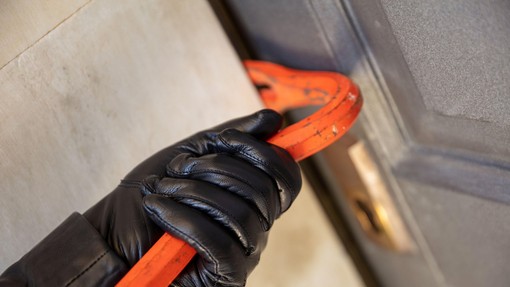 Dobili so ju s prsti v marmeladi: policija zasačila vlomilca, ko sta poskušala ...