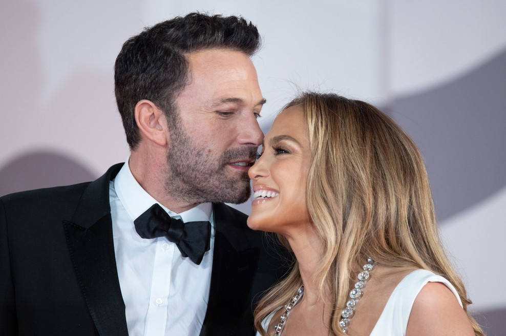 POTRJENO: J.Lo je ZAROČENA! Poglejte, kakšen KAMEN krasi njeno roko (foto: Profimedia)