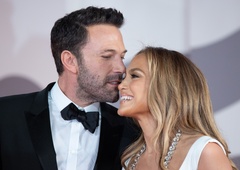 POTRJENO: J.Lo je ZAROČENA! Poglejte, kakšen KAMEN krasi njeno roko