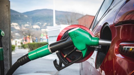 Ali je bolje rezervoar napolniti pred torkom? Kmalu sledi nova sprememba cen goriva