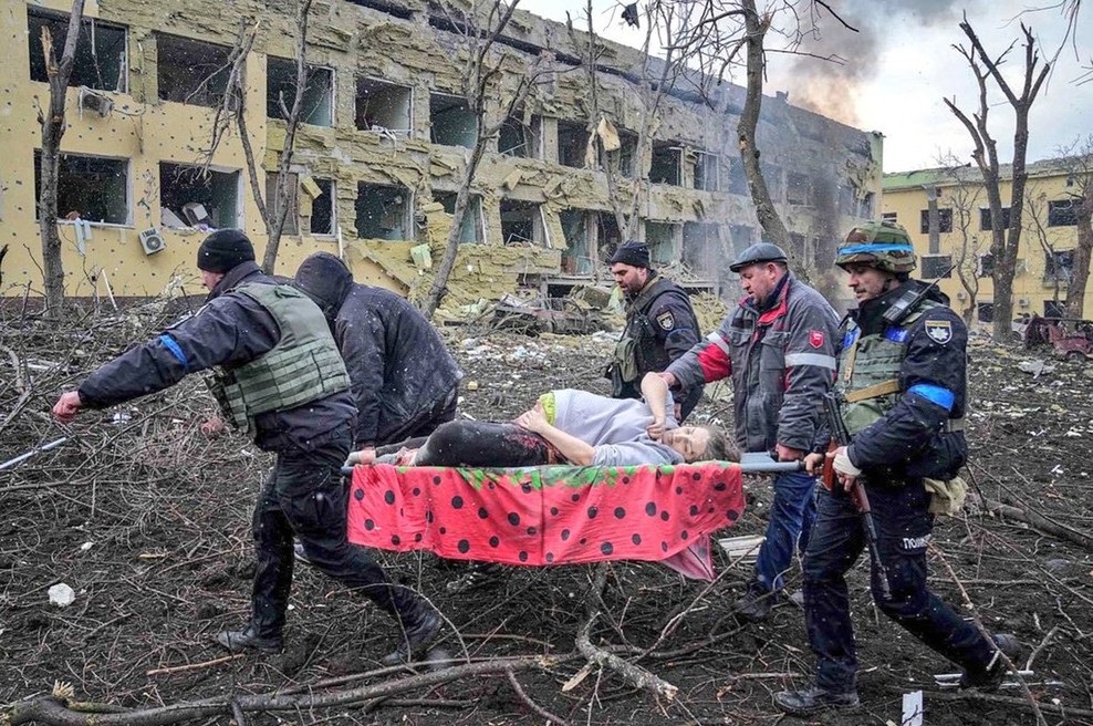 Ko je rodila mrtvega otroka, izdihnila še ona (nosečnica iz Mariupola, katere posnetki so obkrožili svet) (foto: profimedia)