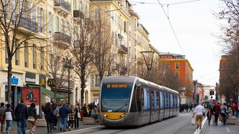 Ali tvegajo? Kaj počne Francija kljub naraščanju okužb?