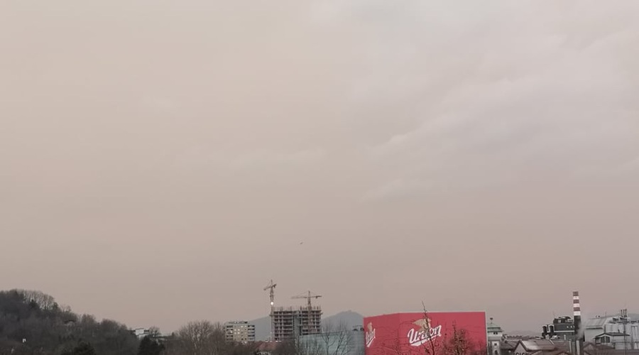 Saharski pesek je viden tudi v centru Ljubljane. (foto: Uredništvo)