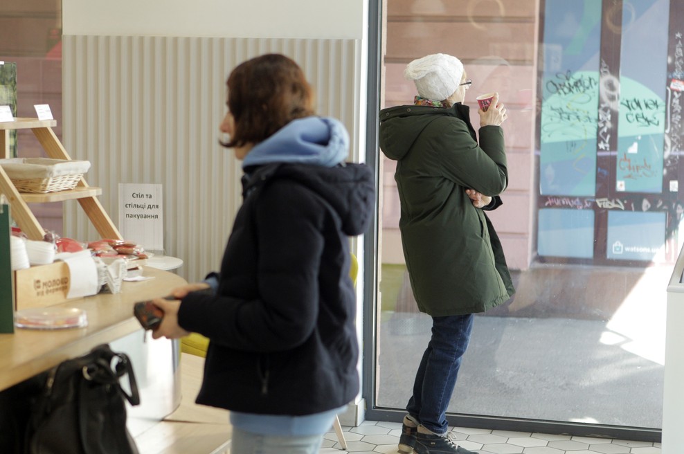 Rusi napadajo nedolžne civiliste, ki v upanju na lepši jutri kupujejo osnovno hrano za preživetje na vojnem območju. (foto: Profimedia)