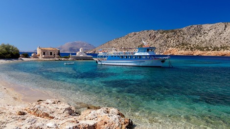 Mladoporočenca iz šova "Poroka na prvi pogled" na plaži zelo razigrana