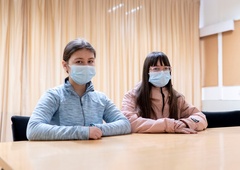 Bodo vaši otroci primorani med poukom imeti maske na obrazu?