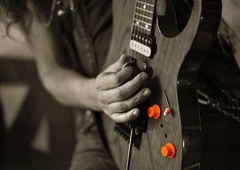 Umetnik, ki je iz človeškega okostja izdelal kitaro, je zdaj ustvaril TO