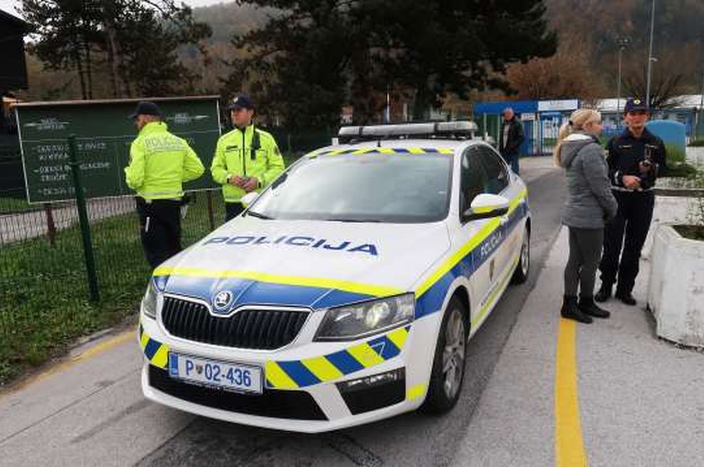 Policija ovadila pošiljatelja, ki je politikom grozil z naboji in narisanimi vislicami (foto: Lili Pušnik/STA)