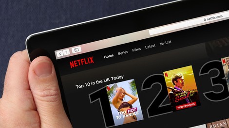 POZOR! Netflix uvaja spremembe in poostreno nadzira tiste, ki račun delite s prijatelji!