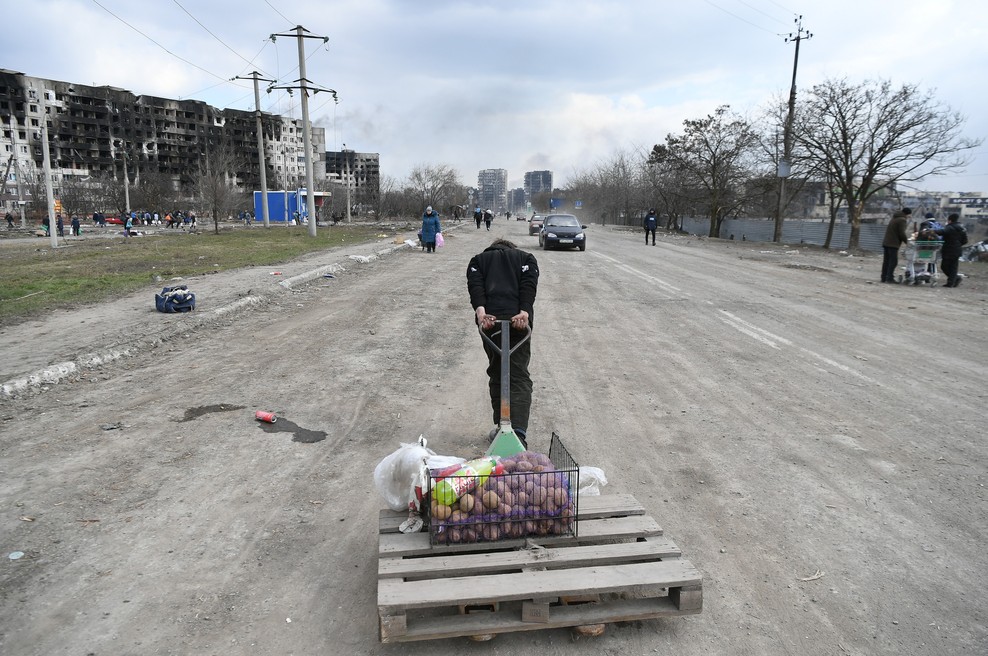 Na območjih v Ukrajini, kjer so boji najhujši, živi 13 milijonov ljudi, ki potrebujejo nujno humanitarno pomoč. (foto: Profimedia)